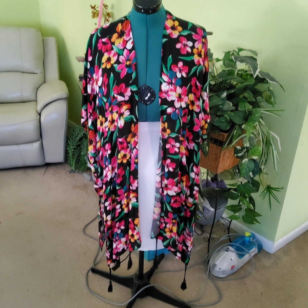 NWOT Trouve Kaftan Floral One Size